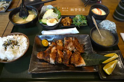 豬舍裡吃燒烤定食，別有一番風味