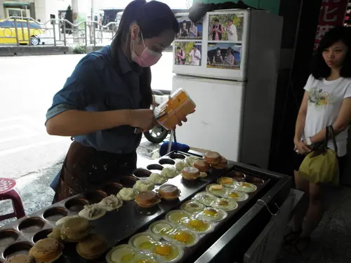 【Q弟紅豆餅台中火車站店】銅板美食。鹹甜口味。創意無限。