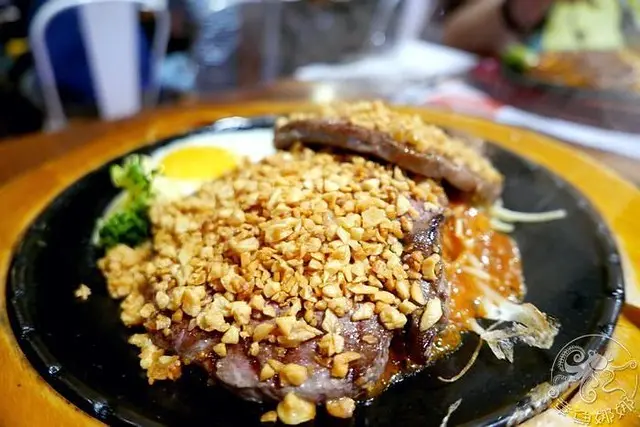 花蓮美食【來來牛排】紅茶、麵條無限續，雙排兩塊肉CP值高，大胃王不怕吃不飽！沙拉、濃湯、甜點通通有！價格從$270起；用餐環境舒適、服務品質相當不錯的牛排店。