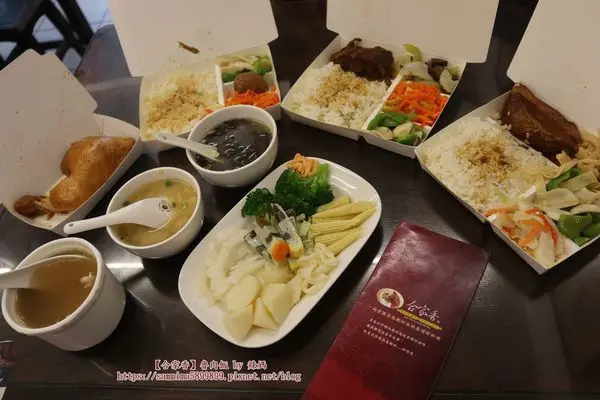 嘉義美食【合家香軟骨飯】雞腿飯.腳庫飯.魯肉飯等古早味中式餐點，份量十足又美味，非常滿足哦！