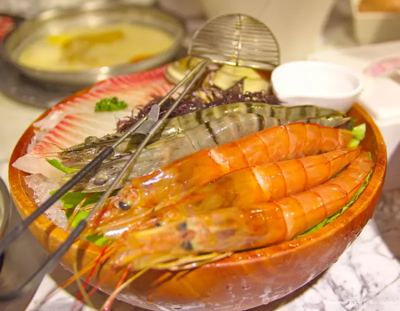 台北東區火鍋推薦必吃超濃郁起司牛奶鍋「加分100%浜中特選昆布鍋物」，捷運周邊美食推薦"忠孝復興站"無敵好吃牛奶鍋，排隊兩個小時就是非吃不可!!