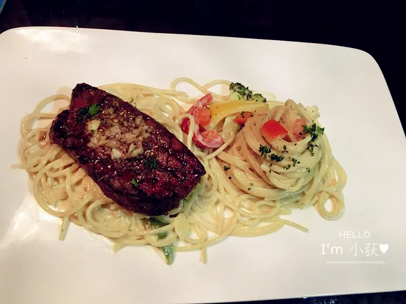 Micaela米卡艾拉義式廚房。台中一中中友附近義式餐廳，平價義大利麵、燉飯、牛排，+$80升級套餐法國麵包球+主廚濃湯+飲品四擇一!