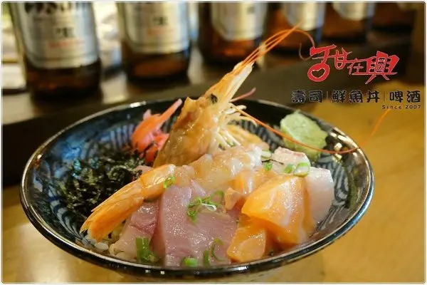 『台中。西區』甜在興壽司/鮮魚丼/啤酒║豪華の刺身丼飯，邊攤的價錢/丼飯與啤酒絕妙搭配，甜在心~