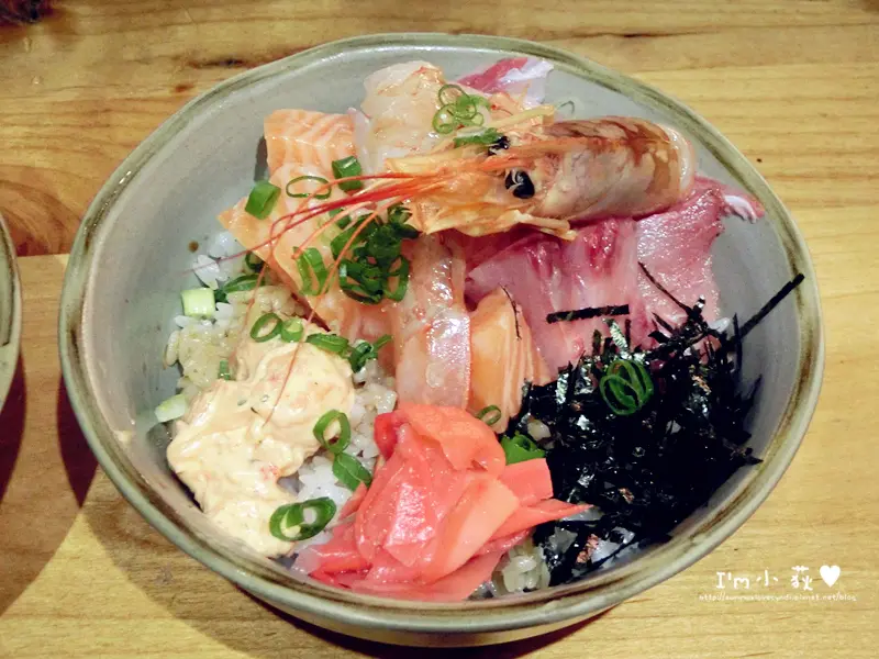 甜在興壽司鮮魚丼啤酒。台中精誠路上!平價日式料理!豪邁滿滿滿的生魚片丼!8~12人包廂提供!