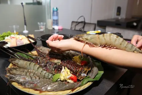 七品鍋物。超級蝦！比手掌還大的手臂蝦,完全是痛風鍋,20oz肉片吃到爽 - Nana愛旅行札記