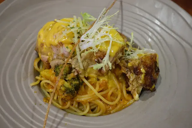 [食記] Eat enjoy 意享美式廚房。十足過癮的辣味雞腿捲、巧克力千層蛋糕(新店區公所站)