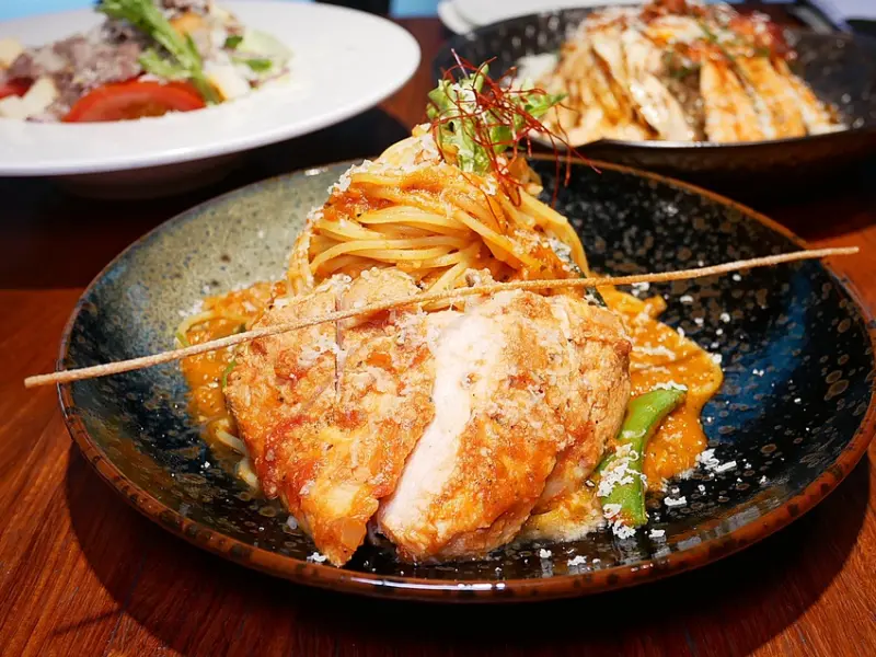 新店異國料理，憑工作證享兩人同行第二件套餐89折，寵物友善餐廳還提供狗狗餐，IG超夯淋醬千層當主餐吃都飽足-意享