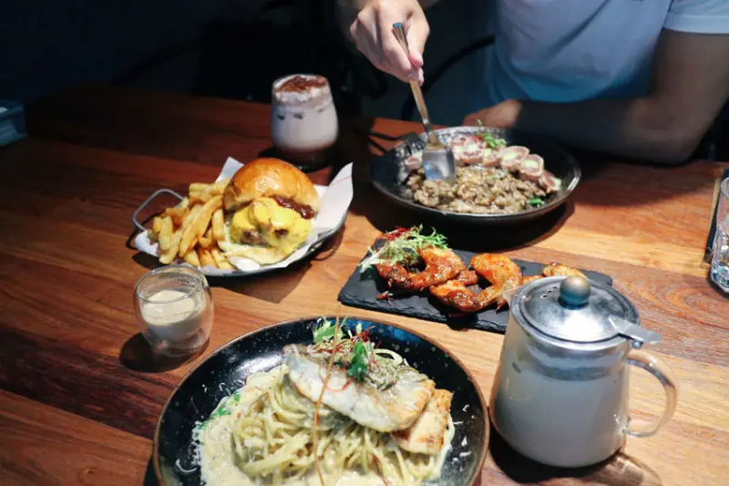 捷運新店區公所站 χ Eat Enjoy 意享美式廚房 ▎2 層樓的叢林風美式餐廳 · 寵物友善 · 家庭聚餐