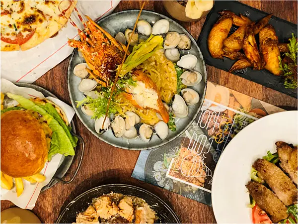 【新北美食￭新店區】Eat Enjoy 意享美式廚房 新店店 x 人氣必吃超浮誇龍蝦蛤蠣痛風義大利麵！招牌手作千層蛋糕，好吃不膩推薦可以！漢堡、燉飯早午餐，豐富多元的餐點，美味多樣任君選║ 新北餐廳、