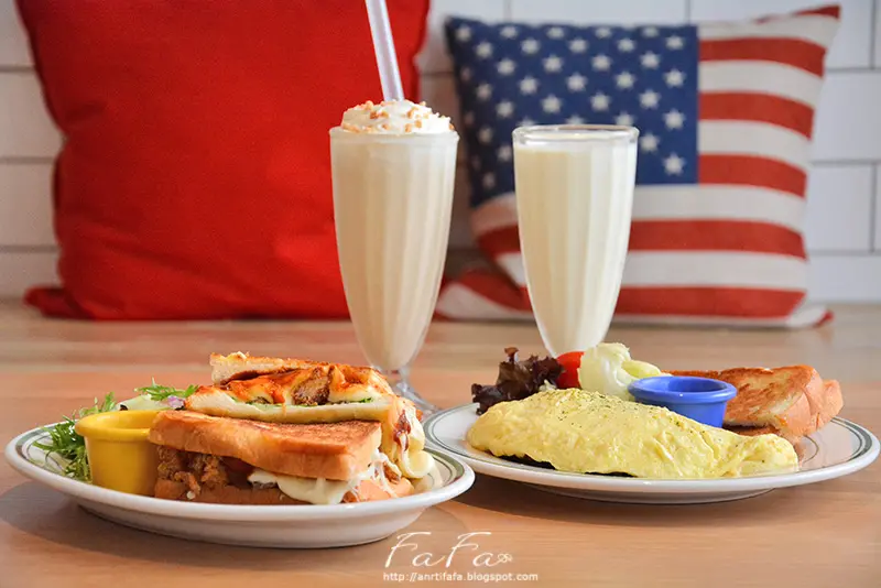 
YumYum Deli。東區早午餐滷肉三明治歐姆蛋起司通心粉中西融合
