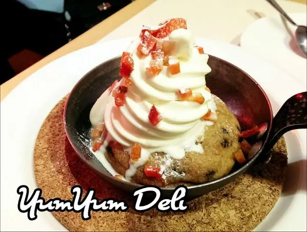 【台北】東區 YumYum Deli│勘西乳酪三明治超滿足! × 霜淇淋巧克力豆軟餅乾 × 濃郁美式風格餐廳