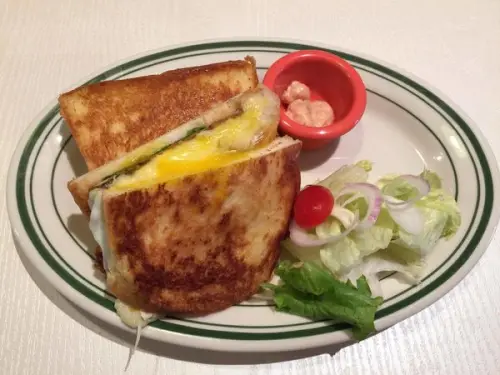 請先忘記減肥這檔事的炸排骨乳酪三明治和蒜苗香腸起司薯條!!!-Yum Yum Deli