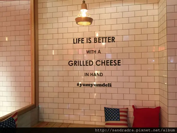 台北東區美食【yumyum deli】美式餐廳 好吃的三明治 起士牽絲到天邊了