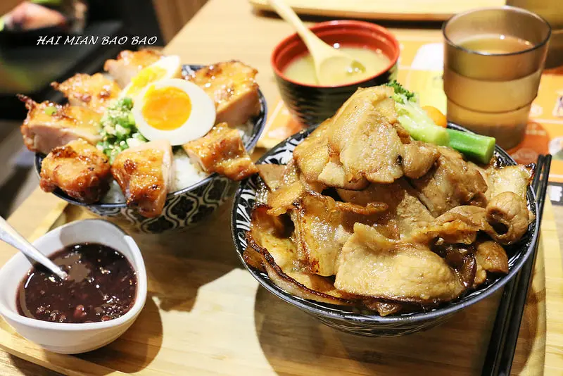 微風松高美食/信義區美食街『開丼燒肉vs丼飯』爆肉山丼+鹽蔥雞腿丼，內用生菜、味噌湯、檸檬水無限量供應吃到飽！(捷運市政府站) 