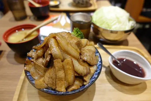 (胖樺食記)信義區推薦美食「開丼燒肉丼飯微風松高店」/超大份量爆肉山丼/捷運市政府站推薦餐廳/號稱地表最強丼飯/日本進口啤酒/COMMUNE A7貨櫃市集