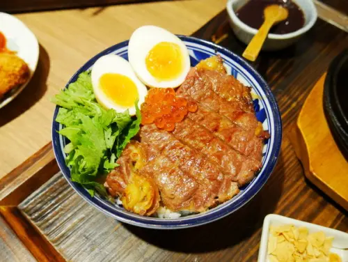 【開丼 燒肉vs丼飯(微風松高店)】這彈嫩多汁的無雙牛排實在是太銷魂了! 真不愧是地表最強燒肉