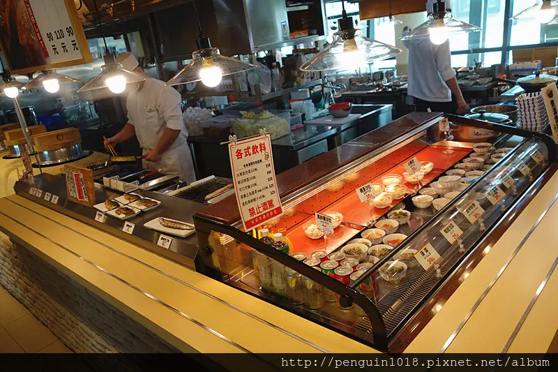 【台中高鐵美食】台中高鐵食堂；台中烏日高鐵站美食推薦，動線流暢，想吃甚麼自己選，和風料理清爽風格，免費提供熱抹茶茶水，但單價頗高。