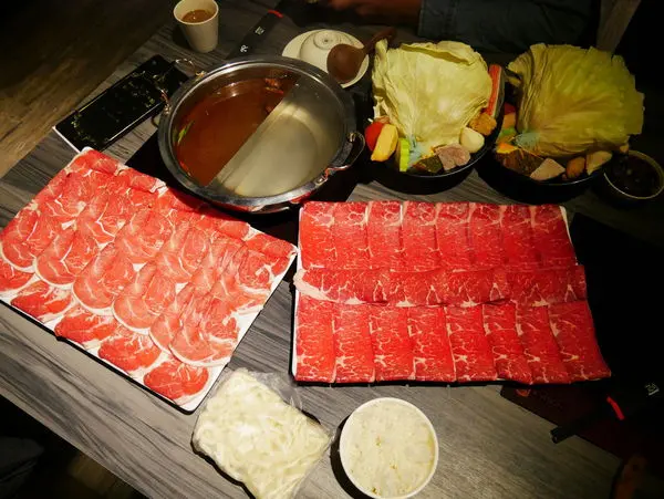 【方圓涮涮屋 復興店】能夠滿足肉食愛好者的大份量肉品，看似普通的醬料其實蘊藏著讓人一口接一口停不下來的神奇魅力