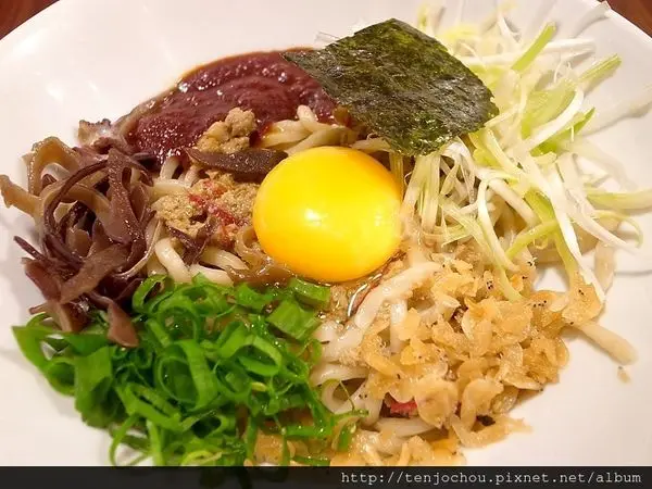 花花，甲飽沒【台北食記】哲麵林森店 來自日本的100元平價拉麵店 捷運中山站便宜小吃推薦