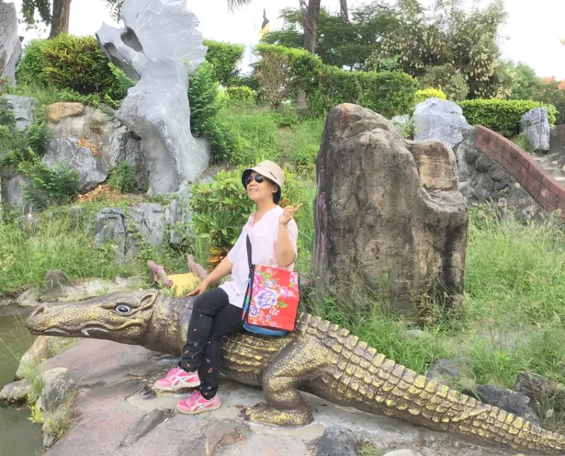 嘉義梅山無料景點-巧雲小棧-有庭園.樓閣.龍王金殿.龍船.彩色橋和多條走道