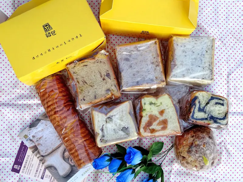 台中吐司專賣店「品麵包」：吐司居然有51種口味選擇？！吐司也能盒裝當伴手禮，現在宅配也買得到(東森新聞有報導)