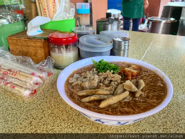 【高雄。美食】旗山老街陳麵線羹。銅板價給你滿滿的配料，堅持真材實料，放好放滿的魚丸、大腸，甘甜的柴魚湯底