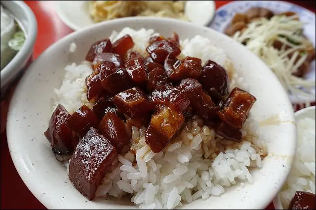 林口新都小吃五大必吃滷肉飯&老占元牛羊肉拉麵&鐵皮屋專業手工米苔目~林口三井OUTLET開幕前先來個林口美食三連彈！