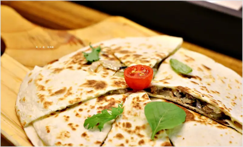 【高雄】黑浮咖啡RÊVE Café 高美店‧美術館附近人潮超多的時尚咖啡店 