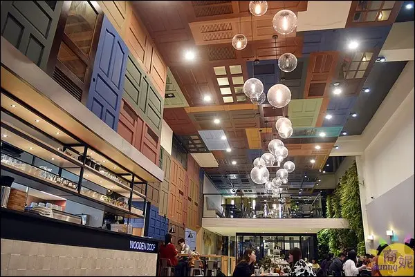 台中高質感咖啡店。木門咖啡。木門天花板、鮮綠植栽牆、美食IG拍照熱點              