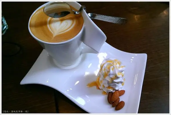 [台中|南屯 木門咖啡。Wooden Door]