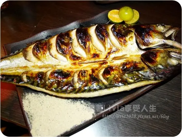 美食。餐廳│ 台北松山區 忠孝復興站捷運站 市民大道串燒 ラサミヤ拉撒咪呀鉄板居酒屋 一杯酒一串肉人生就該如此！爽快阿！❤跟著Livia享受人生❤