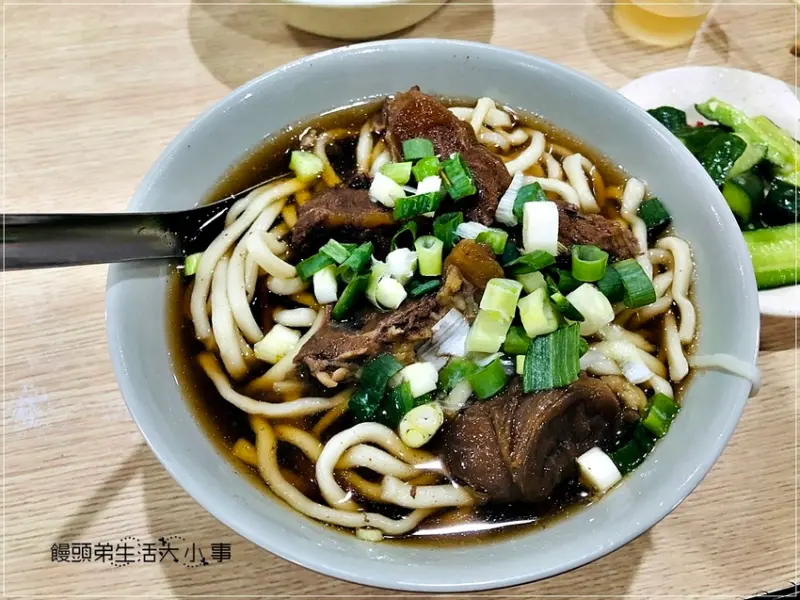 【台北美食】建宏牛肉麵／西門捷運站～米其林推薦美食，24小時不打烊的牛肉麵，加湯加麵不用錢，CP值超高的國民美食