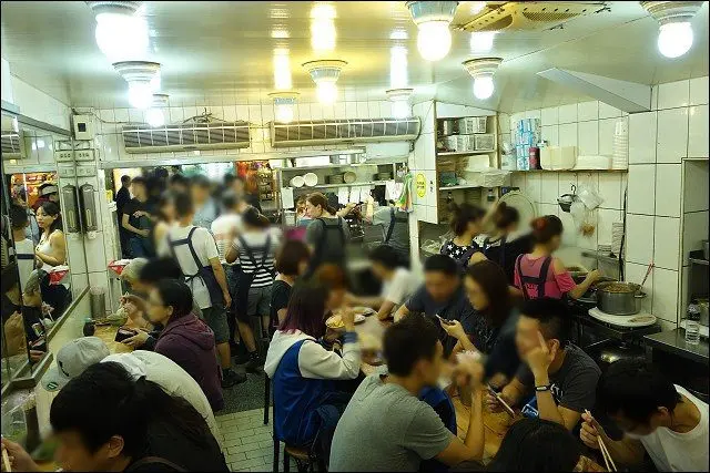 《捷運板南線/西門站美食》天天利美食坊~萬華西門町排隊美食月見魯肉飯！