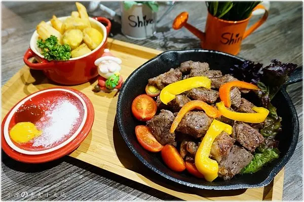 『台中。西屯區』夏爾Shire美式餐廳║中科商圈新選擇，鐵鍋料理讓人愛不釋口，骰子牛肉/人像拉花絕對不能錯過！(寵物友善店)