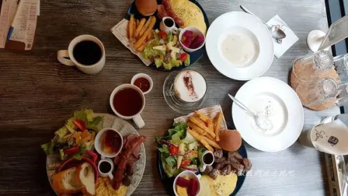 夏爾。隱身住宅區的早午餐餐廳。歐姆蛋餐包都好好吃