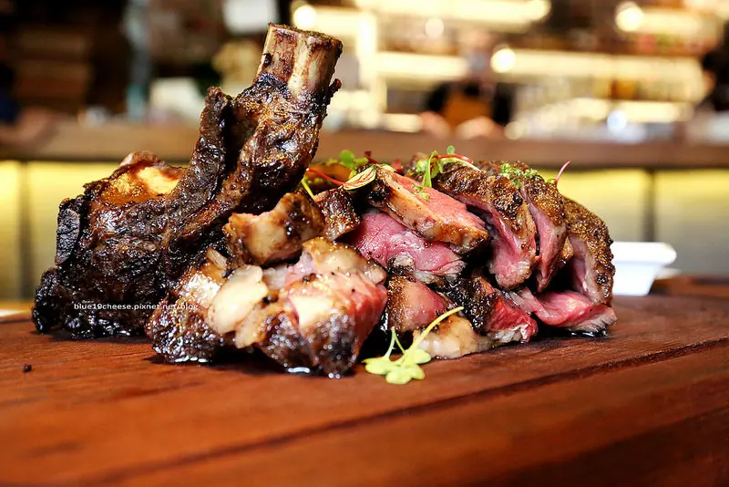 【台中西區】FORE restaurant - 全台首家原木燒烤餐廳.平日中午就有火烤料理風味十足的商業午餐.情人節慶生紀念日朋友聚餐推薦.美術園道商圈