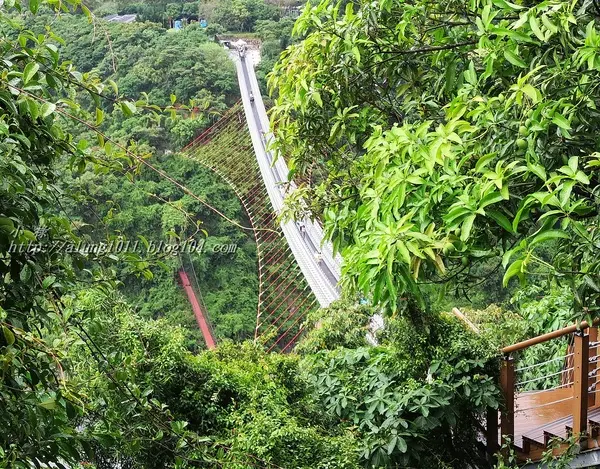 細雨霏霏。山川琉璃吊橋~              