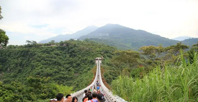 屏東。三地門。山巒間的一縷白絲帶 / 山川琉璃吊橋
