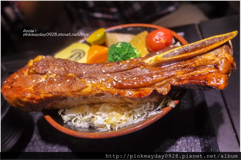 ✿高雄✿ 新鮮直送日式丼飯專賣 大滿足的平價美味 快來吃超大份量的巨無霸豬肋排丼 ➜ 八坂丼屋