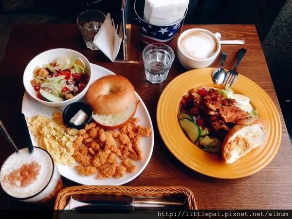 [台中 x 美食] Burger Joint 7分SO美式廚房 // 二訪一樣美味大份量!沙拉滿滿雞肉大塊/一口沙拉一口肉~好吃好飽阿!!