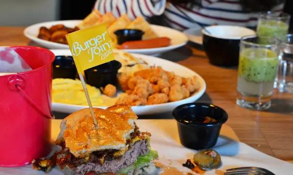 『台中||北區』堅持7分熟的美味，來一頓道地美式早午餐吧！-Burger Joint 7分So美式廚房        
      