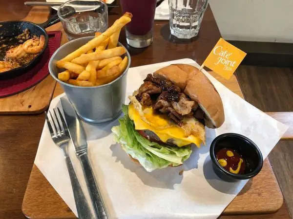 Burger Joint 7分SO美式廚房菜單價位大公開》台中好市多南屯路美食必吃小吃餐廳～推薦雙層巨無霸牛肉漢堡、超級金剛大拼盤、脆皮德國豬腳。