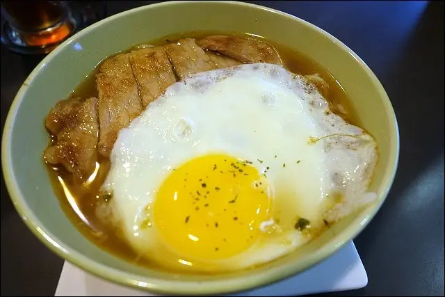 《捷運板南線/府中站/板橋站美食》鴛鴦早午茶~隱藏在板橋傳統市場內的香港早午茶餐廳，出前一丁豬扒麵平日限定販售！