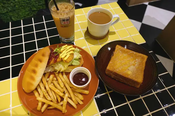 鴛鴦早午茶‧跟著招牌流沙西多士一起動~港式平價早午餐的邪惡在板橋巷弄裡作祟!!!