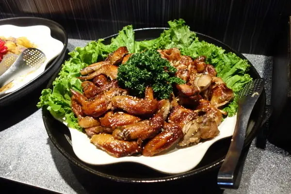 新埔捷運站推薦美食 牛排沙拉吧吃到飽的安格士牛排館板橋店，平價牛排、超值沙拉吧、現調飲料、美味蛋糕，CP值超高