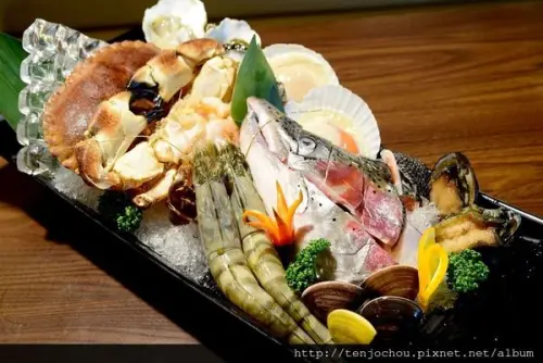 花花，甲飽沒【台北食記】超越活魚活蟹涮涮屋 用水族箱養的海鮮才叫「青」啊！