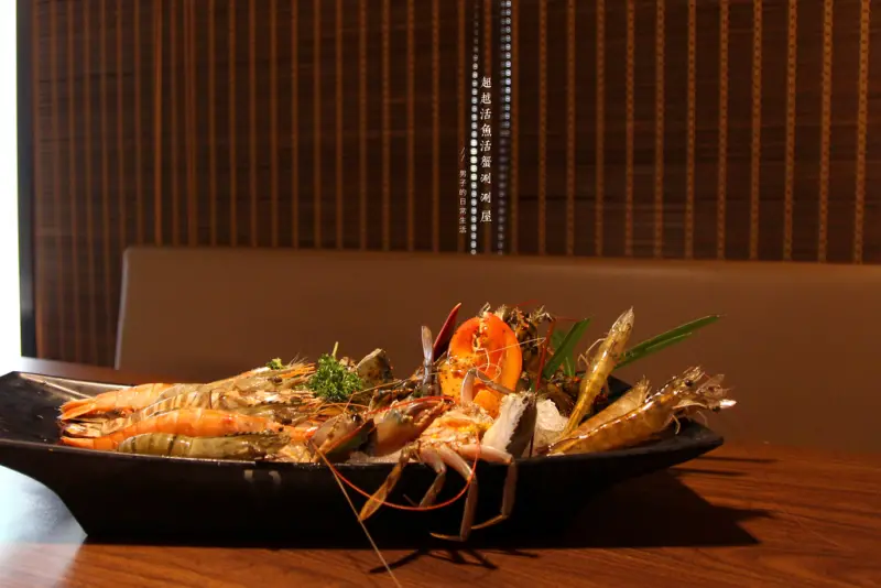 【男子的日常生活】超越活魚活蟹涮涮屋，現點現撈頂級海鮮料理套餐，貼心火鍋桌邊服務。台北行天宮/ 建國北路/ 帝王蟹/活石斑/日本毛蟹