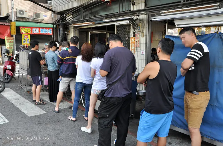【台中傳統蛋餅】北屯軍功路二段無名蛋餅早餐店，古早味蛋餅20元，蘿蔔糕一塊10元，在地人排隊早餐美食