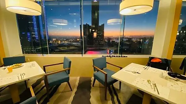 高雄高空景觀飯店【和逸飯店高雄中山館】一泊二食享受美好的生活/cozzi the lounge免費享用咖啡點心/Cozzi THE Roof高空景觀餐廳五星級精緻饗宴