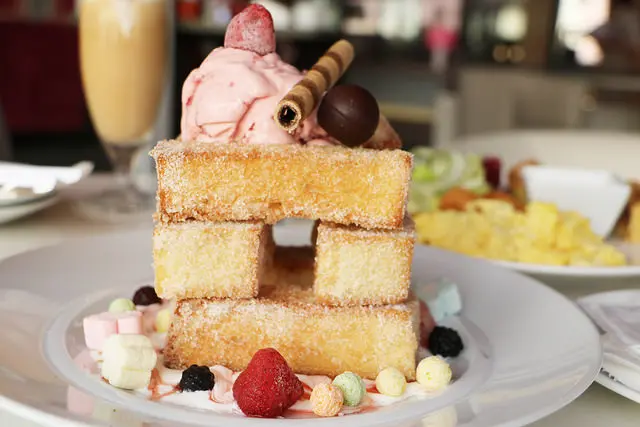 高雄 前鎮。HOTEL COZZI 和逸 高雄中山館 Le Petit餐廳，蜜糖吐司 夢幻下午茶 x 30樓高俯瞰高雄無敵美景